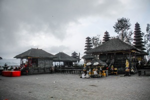 Do lado esquerdo, com um forro vermelho, um altar budista. Do lado direito, mais centralizado, um altar hindu.